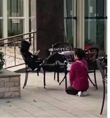 下跪|“12岁男孩一天3次母乳”“母亲下跪求儿子上学”溺爱不是爱