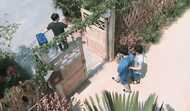 节目组|他是唯一一个把节目组逼到打字幕,黄磊开口叫“哥”的人,难怪没有再出现