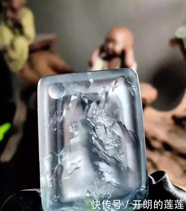 老大爷|老大爷嫌自己佩戴的翡翠水头不太好,用水一泡后,一看吓了一跳!