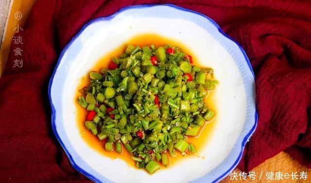 刮油|春季这菜最鲜嫩,开水烫一烫,盆里焖一焖,上桌香辣下饭还刮油