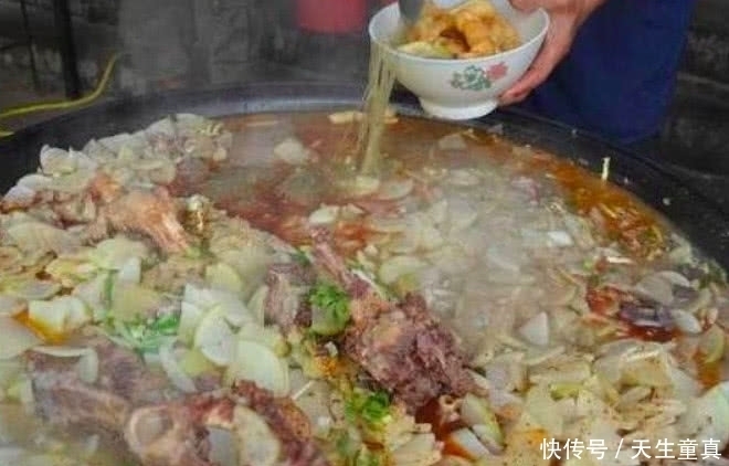 大老远|大叔路边架一口锅卖小吃,十块钱一大碗,大老远的人都排队来买