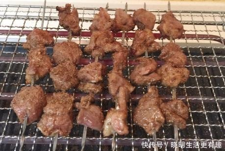  羊肉串|羊肉串怎样腌烤着吃才香小吃摊老板分享1招，羊肉嫩滑还流油