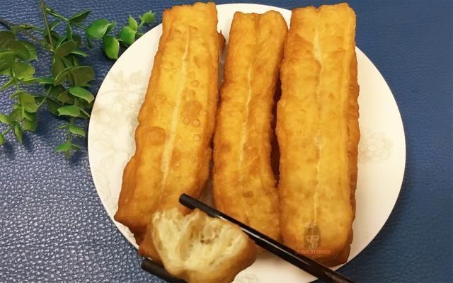  油条膨松剂|炸油条，有人用明矾，有人用泡打粉，这才是正确做法，健康好吃