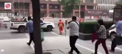 执法人员|女子遛狗不栓绳，狗被抓走后倒地嚎啕大哭我有绳