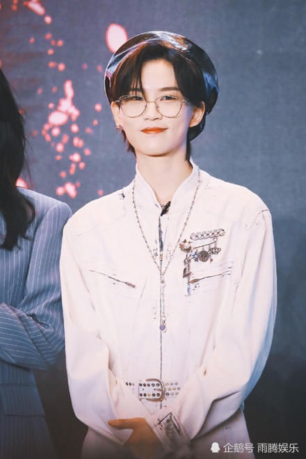  抢眼|THE9团综发布会路透照曝光，喻言小蛮腰超抢眼，许佳琪成最强门面担当