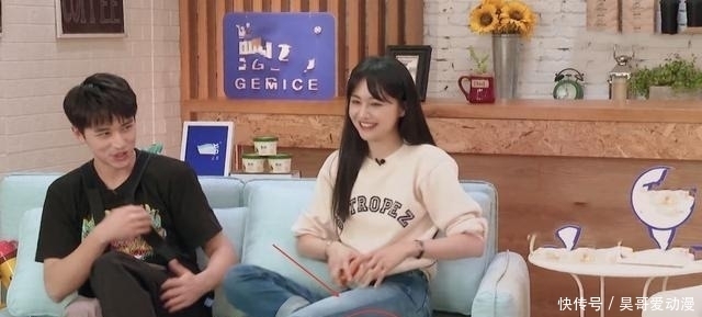节目|郑爽上节目多次穿鞋踩沙发,真性情还是没素质?网友:情商太低