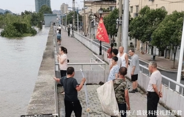  淡定|苦中作乐！长江边房子被淹，男子淡定二楼垂钓