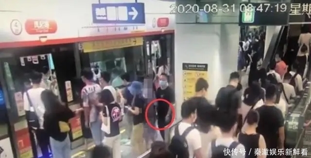 当场|“你是不是觉得我好欺负?!”女子地铁站里大吼,男子当场讨饶