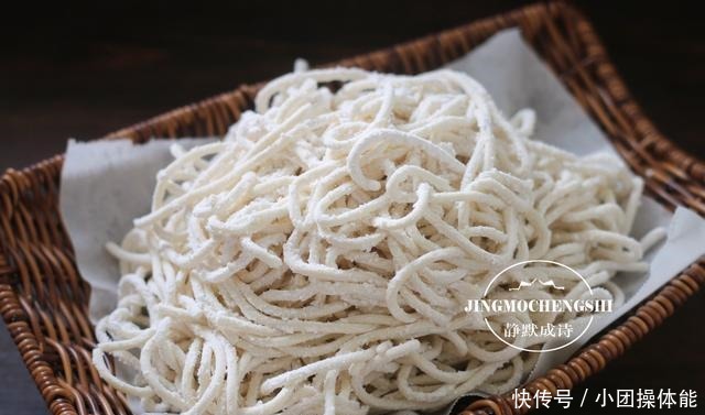 炸酱面|北方人都爱的打卤面,不放青菜一样好吃,比炸酱面吃着还过瘾