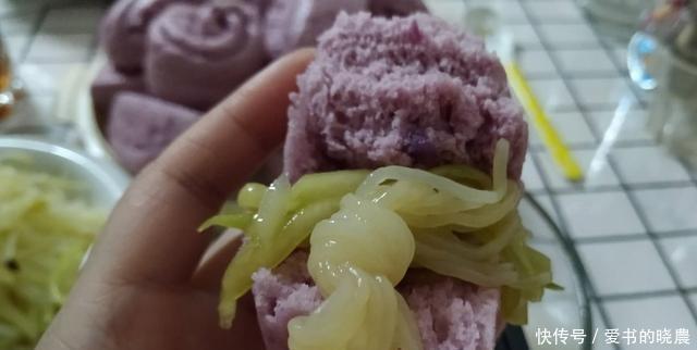 看着|两个人的晚餐,一盘馒头,两道菜,看着穷,比吃肉好