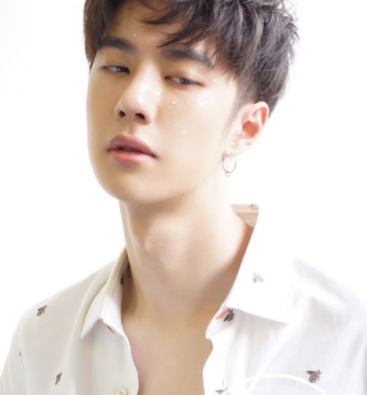 王一博|王一博真的剪短发了鬓角失踪粉丝强颜欢笑，担心戴假发跳街舞