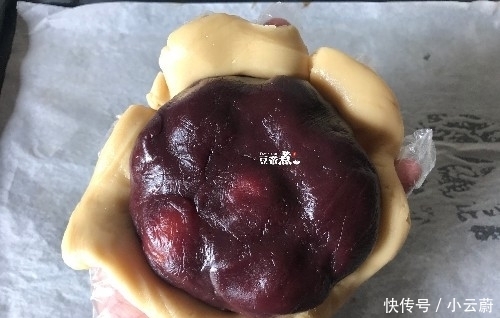 筋面粉|一斤多重的月饼有六个蛋黄,没等回油,就被抢走吃掉,有那么馋吗