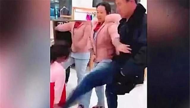 忘记|“让你忘记买玩具”,7岁女儿当众“殴打”妈妈,爸爸做法很解气