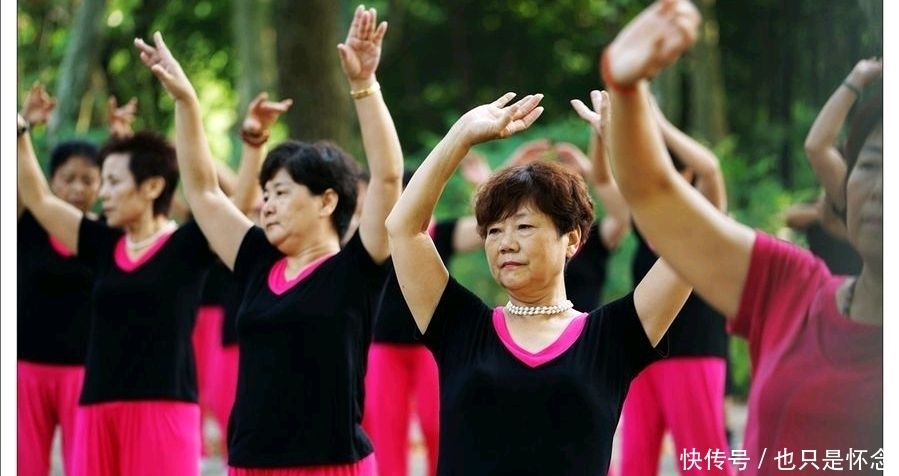 高空|早晨九点在小区跳广场舞被人高空泼粪，对老赖老人有啥法？