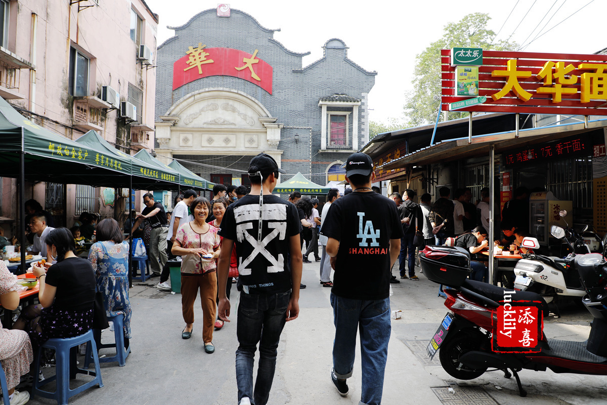 浇头|吃了这四家镇江代表性的网红面馆,基本就成了镇江锅盖面的全科生