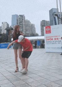 到底|搞笑GIF:美女别再拍了,饭到底还做不做了