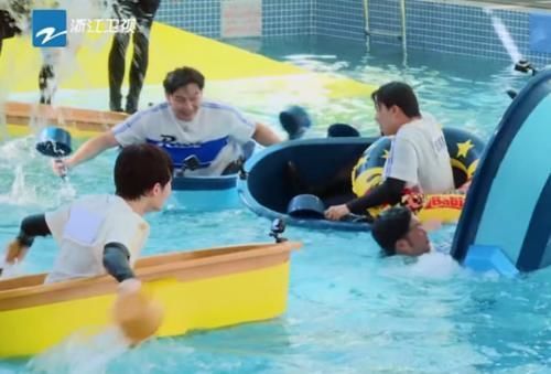 节目|上跑男不允许染发周震南遮金发的方式亮了,掉水里那刻笑出猪叫