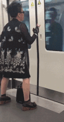 日子|搞笑GIF:这些日子受尽了多少委屈,在老丈人面前哭成这样啊。