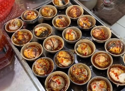 顾客|大婶走街串巷卖“它”,5元一碗,路人却嫌脏,顾客一次吃十个