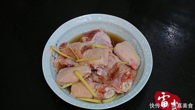  没了|鸡翅别再红烧了，换个花样加它一起烧，喷香下饭，一盘转身就没了