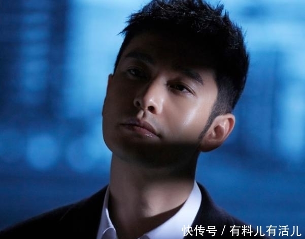  谦虚|黄晓明太谦虚了，看看姐姐的脸，帮员工提行李