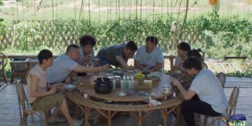 桌上|《向往4》周深夸黄磊葱油饼好吃,看清桌上剩菜后,网友懒得装