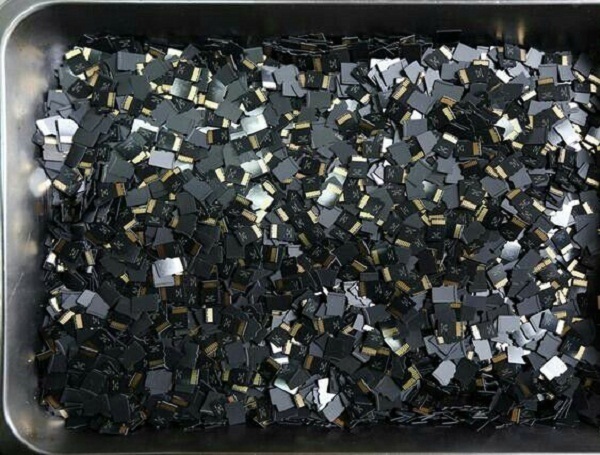 女子|警察扣下自行车，女子表示很无辜，3450张廉价物品让警察直眼