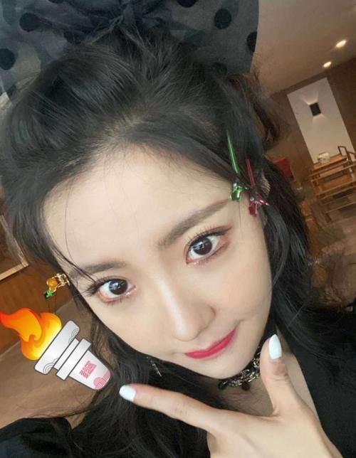 用手|硬糖少女集体出动传递火炬,其他成员都用手传,唯独刘些宁与众不同