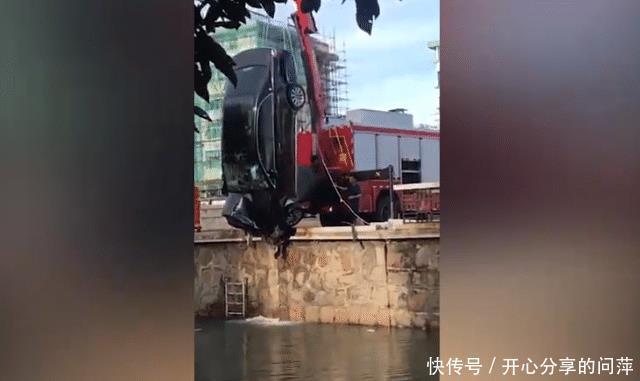  身亡|女子为报复老公，开车冲入河道致双双身亡，打捞画面曝光