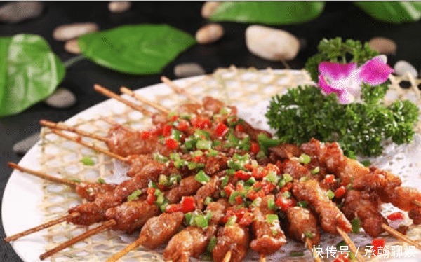 喜欢吃|外国人到中国品尝美食,看见中国厨师的做菜方式,表示:真复杂!