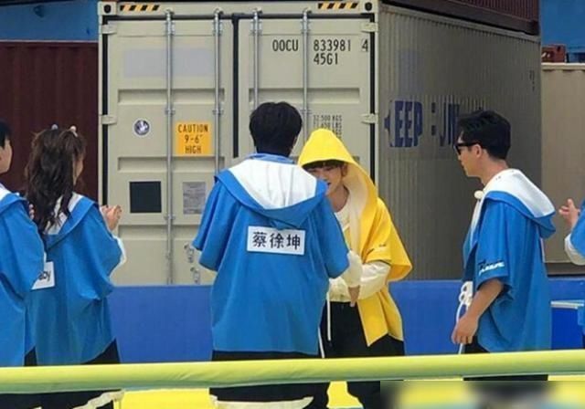 合照|《奔跑吧》再换人蔡徐坤郭麒麟无缘下一季收尾合照露出端倪