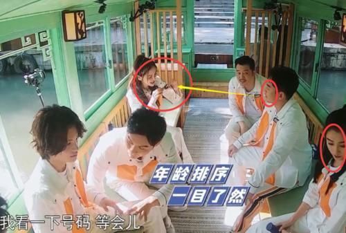 粘到牙齿上|奔跑吧Baby对墨镜抠牙上口红,关晓彤反应看懵导演,暴露修养