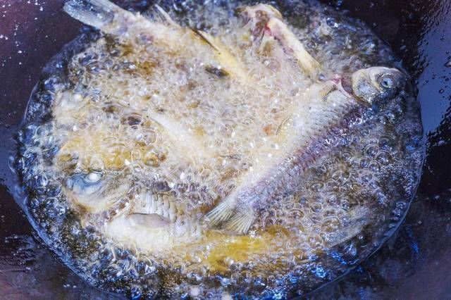 小鲫鱼|鲫鱼无刺如何做得到放一点它,从头吃到尾连渣都不剩