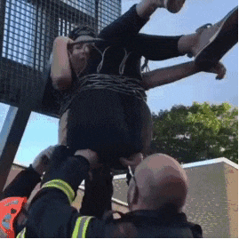  天天|搞笑GIF：我家的电线天天被当成秋千！