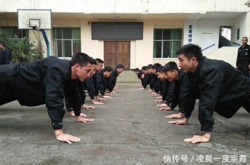 些人喜欢|男孩子每天做俯卧撑会变成什么样说了你可能不信
