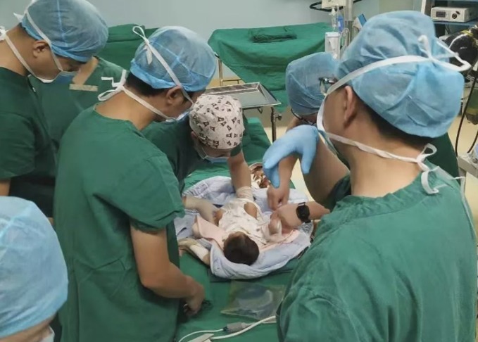  女子|酒店洗澡摔了一跤，生下一个婴儿却夭折，女子我都不知道怀孕了