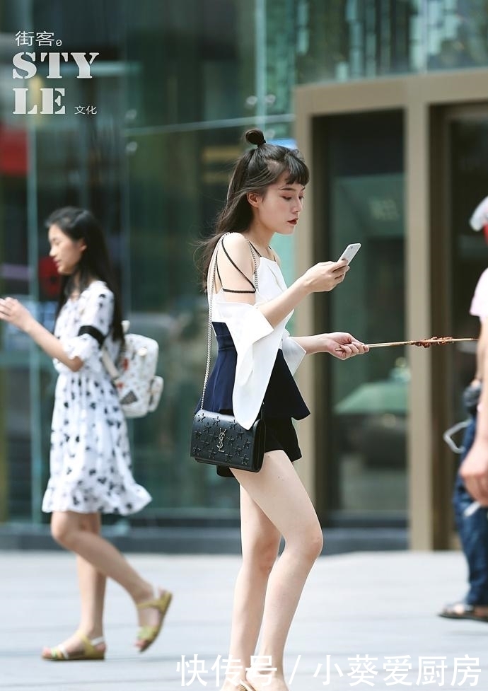  小姐姐|路人街拍：小姐姐穿青色吊带紧身连衣裙，秀出了完美身材