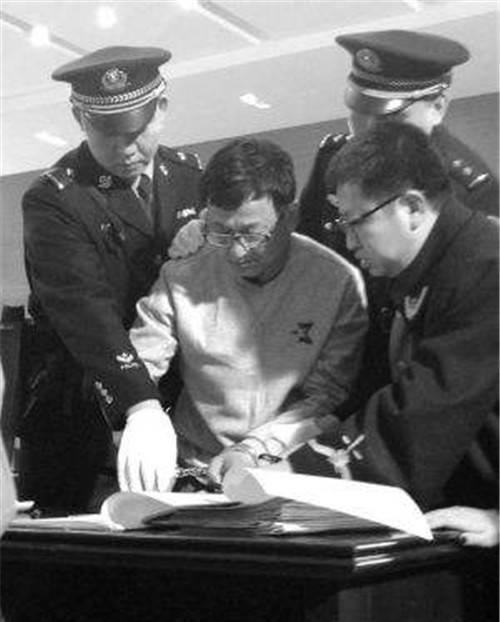  钢筋|他是现代版“摸金校尉”，拿着一根钢筋一个手电，挖出5亿陪葬品