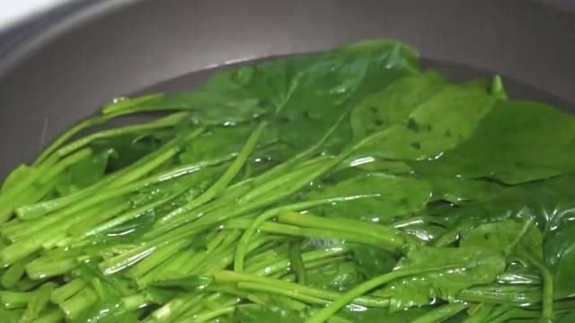  下酒|菠菜不做汤，简单方便，这样吃下酒比肉还香