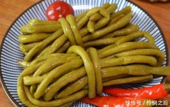 凉开水|腌酸豆角,别用凉开水了!外婆用它,3天就腌好,更酸更脆更营养