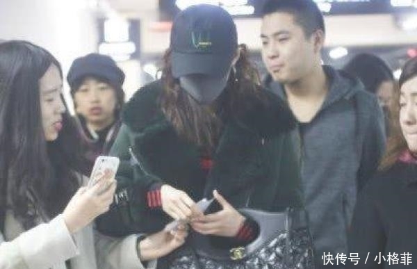 粉丝|关晓彤机场被喊“鹿嫂”,她下意识说3个字,网友这狗粮我吃了