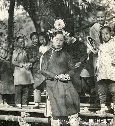 老照片|清朝老照片:满族美女上街被众人围观,女子学堂的学生在课堂合影