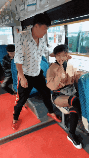  打死|搞笑GIF：哥们，你会让妹子打死的！