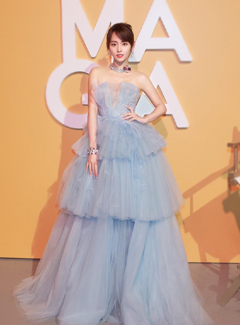 仙女|张嘉倪一袭水蓝色蛋糕裙温婉动人,32岁依然是小仙女,飘逸又灵动