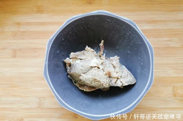 浓肉|做羊肉汤时,千万别乱放调料,记住两点,羊肉汤浓肉香还不膻