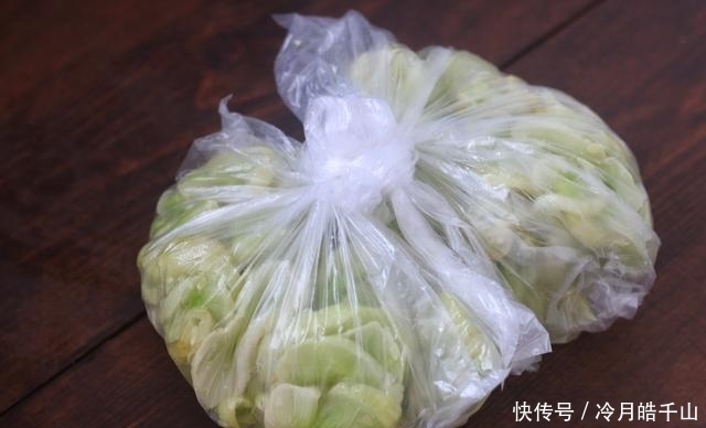 储存到冬天|夏天把黄瓜冷冻起来,留到冬天炒肉吃,特别香,我每年都做