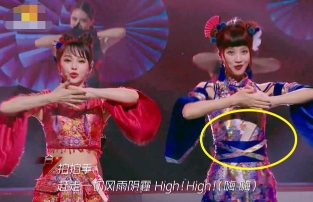  与众不同|有种“心机”叫蓝盈莹，别人扇子都粘在腰上，她却偏偏与众不同