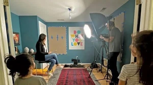  晚间新闻|美国电视台晚间新闻收视率猛增，他们凭什么抢回流失的观众？