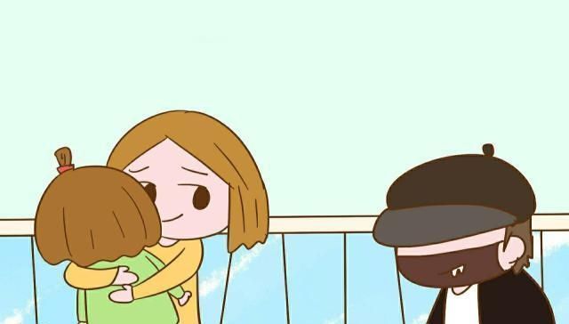 宝妈|宝妈背包当街被抢，不追抢匪却先抱紧女儿，事后想起不由得后怕