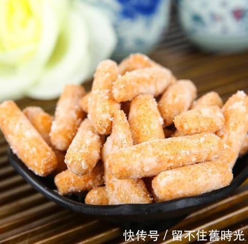 江米|江米条，要炸至江米条表面定型，再用筷子适当翻动